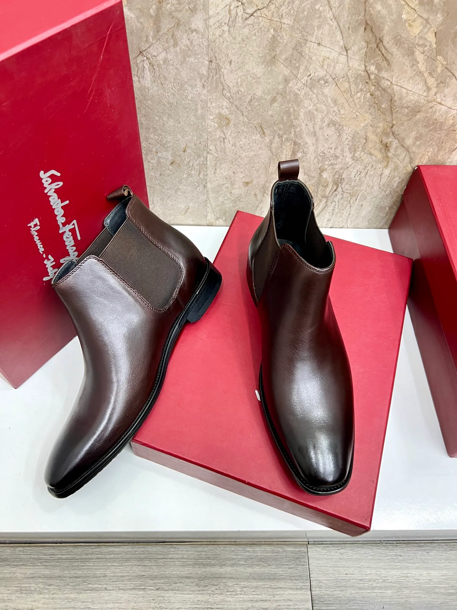 Original order quality: Men's shoes 💰700 Brand: Ferragamo (Ferragamo) One size larger: Men's size 38-44 (45 customized) Grade: Same style as the official website High-end men's shoes Material: Original cowhide, cowhide lining, original outsole Style category: Chelsea men's boots Fashion trend Color: Actual picture